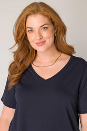 thumbnail: Donkerblauwe dames Base Level Curvy basic T-shirt Alba van viscose met effen, korte mouwen, V-hals en omslagdetail